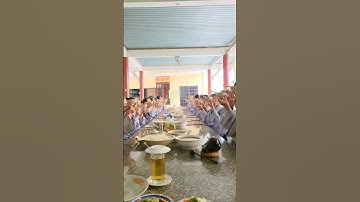 Quý Phật tử cử bát cúng dường trước khi ăn cơm tại Khóa tu #chuachanhthien|@ThichNhatDao