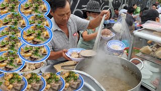 Bán rẻ cho người lao động có bữa sáng no bụng xe cháo má héo cực kỳ đắt khách mỗi sáng ở Sài Gòn