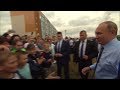 Путин остановил кортеж, чтобы пообщаться с жителями Белгорода
