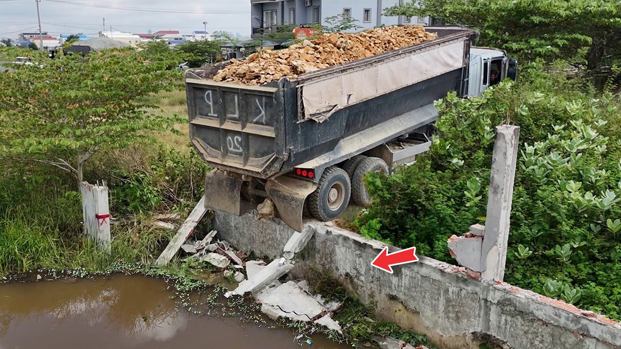 Excellent Nice JOB, Talented Operator 25.5ton trucks with Powerful SHANTUI Dozer processing