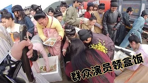 群眾演員領盒飯了，看看領盒飯的激烈場面，還想來橫店當群演嗎【橫漂外賣小哥】 - 天天要聞