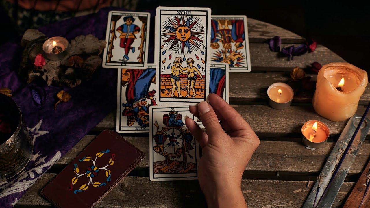 ΓΙΑΤΙ ΑΠΟΜΑΚΡΙΥΝΕΤΑΙ / ΓΙΑΤΙ ΔΕΝ ΜΙΛΑΕΙ #fedramastertarot #tarot #ταρω #tarotreading