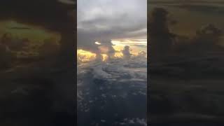 Рассвет между облаками в небе