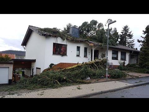 Unwetter durch Sturmtief Burglind: Bäume umgestürzt, Flutwelle in Kaufungen