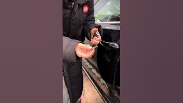 The key is out of battery, how to open the car door?