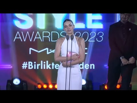 Afra Saraçoğlu Elle Styl Ödül gecesinde konuşması.Güzel oyuncu ödülünü aldı,işte samimi görüntüsü