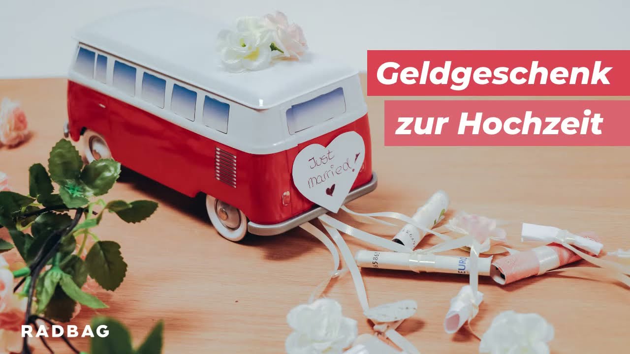 Lustige Hochzeitseinladung mit VW-Bus und verliebtem Brautpaar als