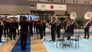Японский Военный Оркестр Играет На Фоне Танка Т 10 На Военной Выставке В Токио, Япония