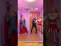 リズミカルにヒーロードラマを演じる男がヤバすぎる… The guy acting out a superhero drama with such rhythm is absolutely wild.