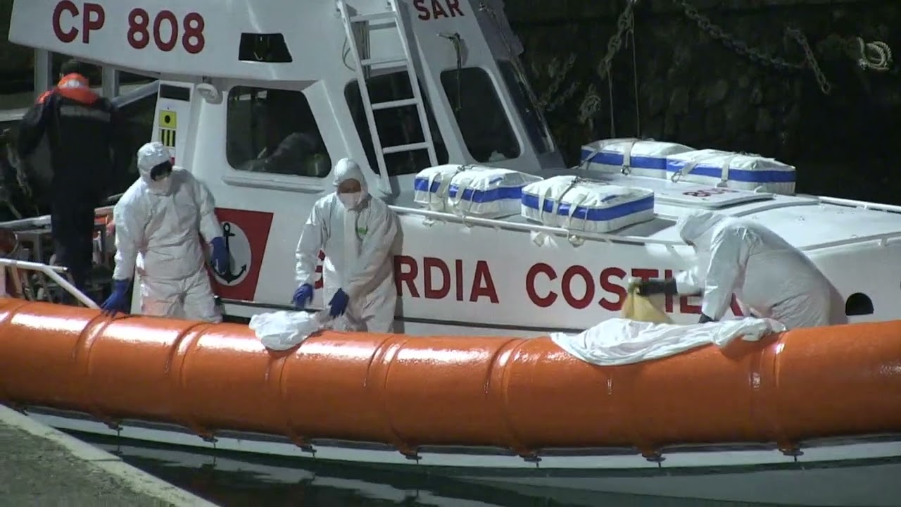Vibo, cadavere recuperato in mare dalla Guardia Costiera: il video delle operazioni