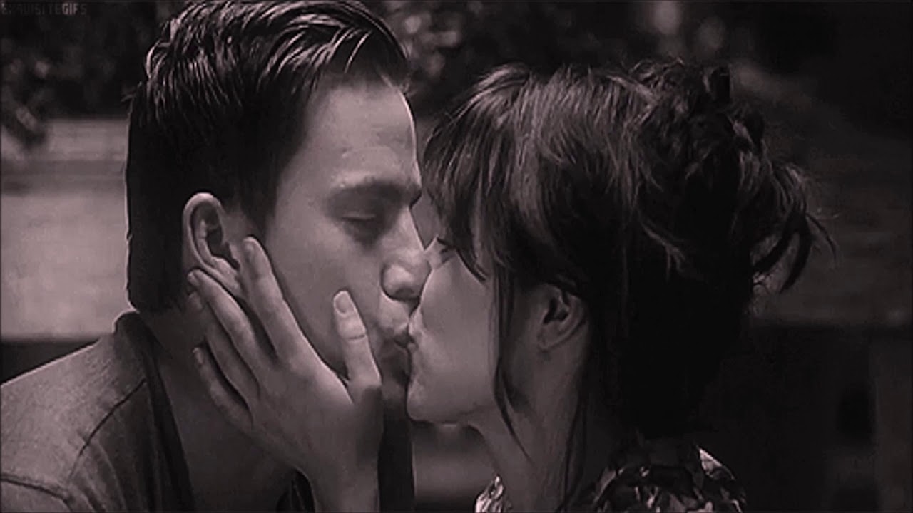 Парень целует девушку гифка. Живой поцелуй. Бурный поцелуй. Нежный поцелуй. Красивый поцелуй гифка.