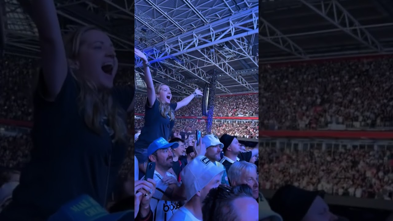 Noel on the verge of tears. You cannot beat this! #oasis #slideaway #oasisreunion #liamgallagher