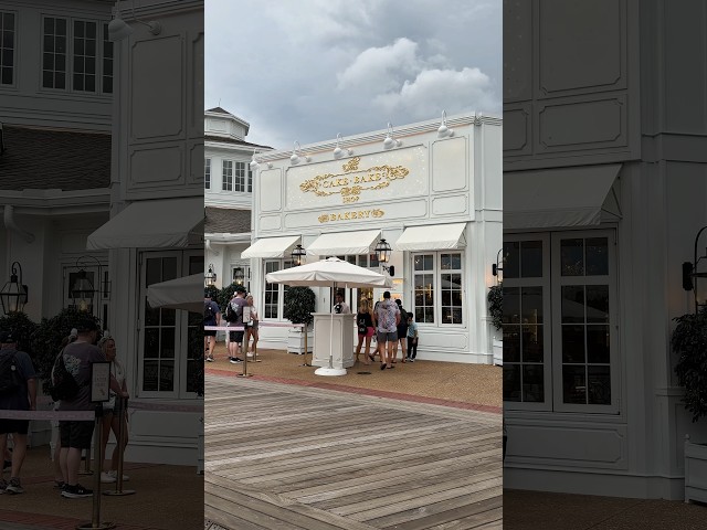 The Cake Bake Shop on Disney's Boardwalk (Desserts, Drinks & Souvenirs!) #CakeBakeShop #Disney
