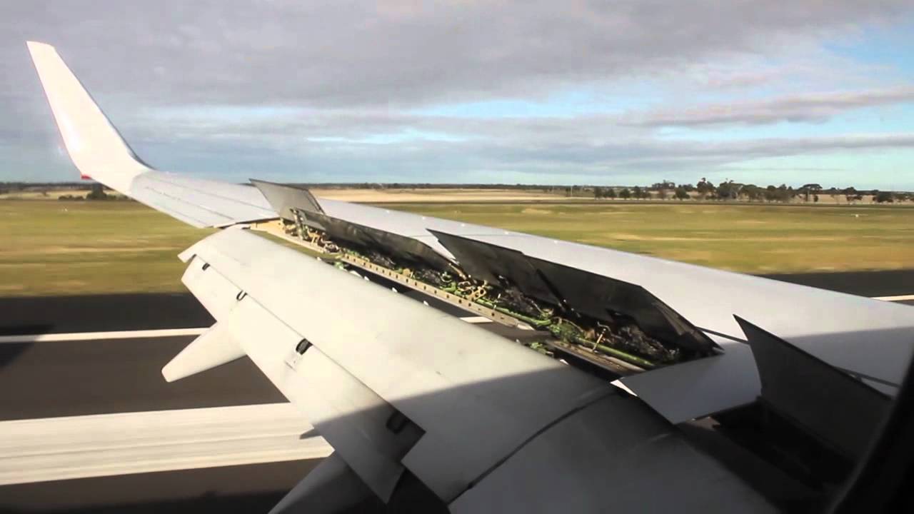 Qantas Boeing 737-800 landing Melbourne from Sydney QF419 VH-VZB