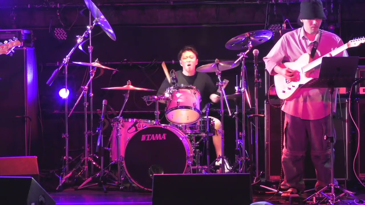 B'z さまよえる蒼い弾丸】を【超絶地味に叩いてみた。】 - YouTube