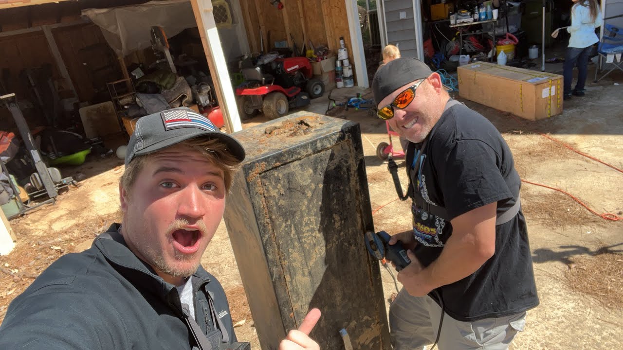 Breaking Into Locked Stolen Safe Found Scubadiving! What’s Inside?