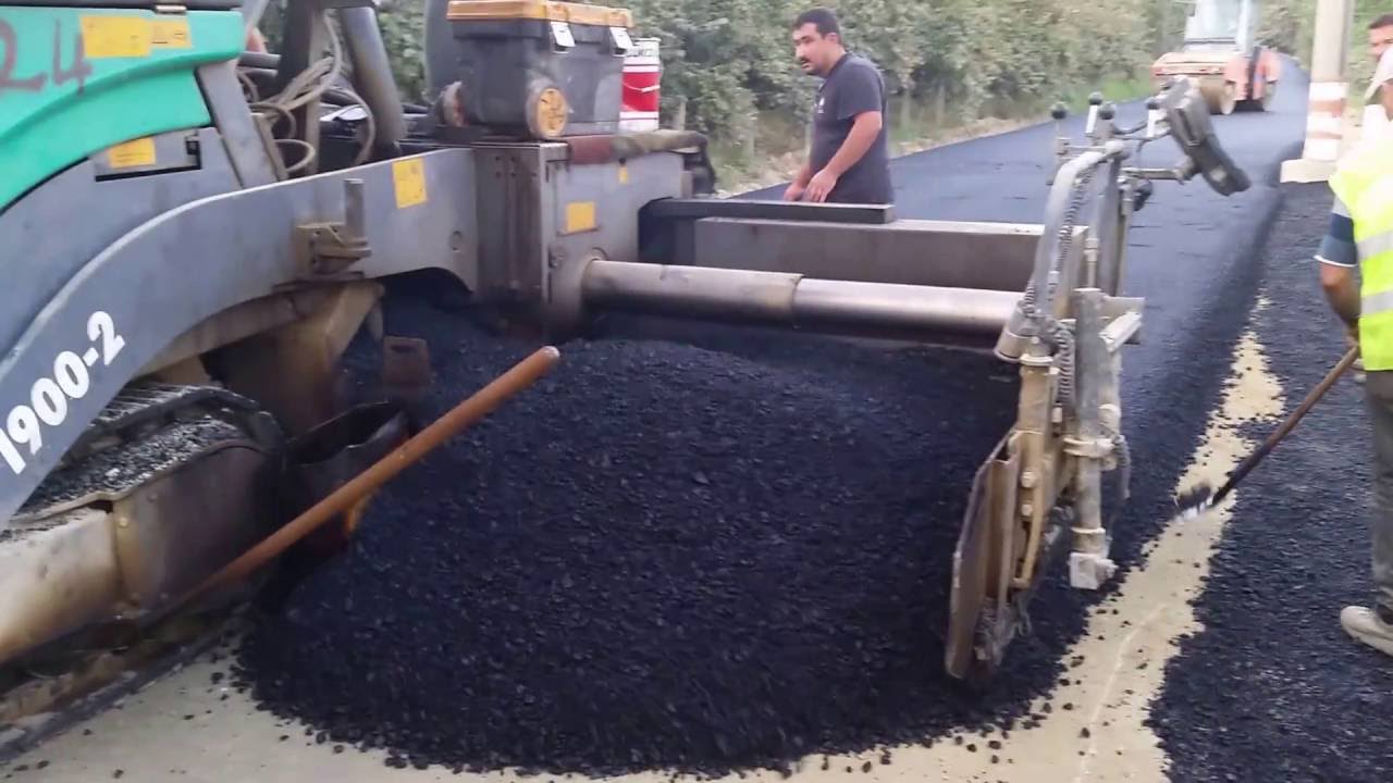 Finişer ile asfalt serimi.