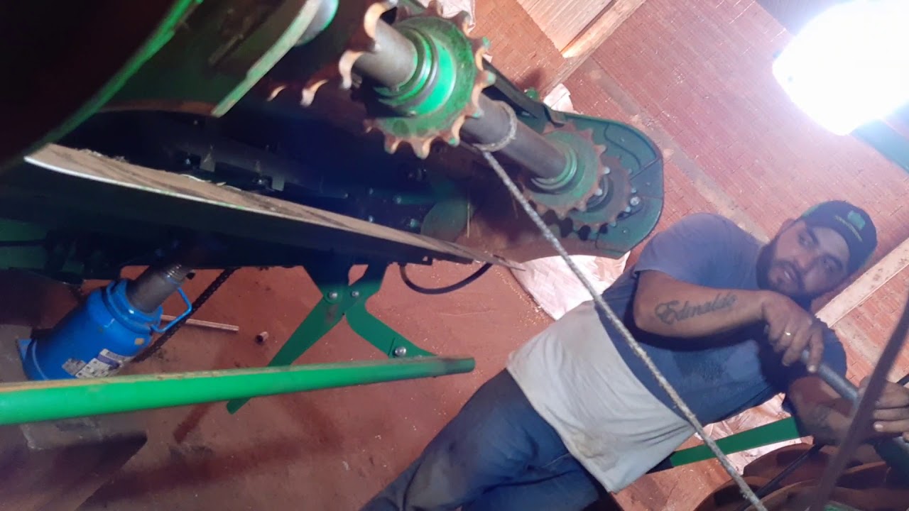 Colocando mesa transportadora de grãos colheitadeira S670