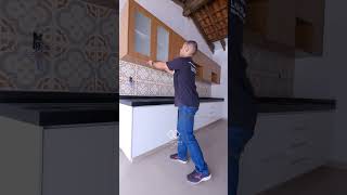 Cozinha planejada ✨ MDF Louro Freijó Arauco   branco. Curta, comente e siga @larplansobmedida!