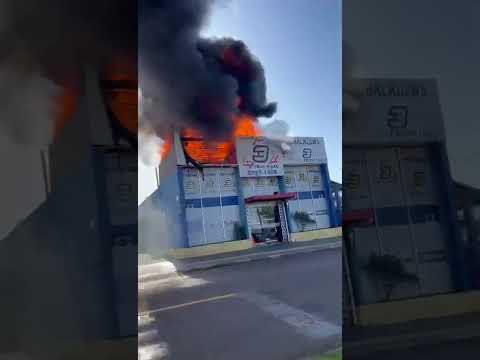 Incêndio destrói loja de embalagens no Parque Presidente