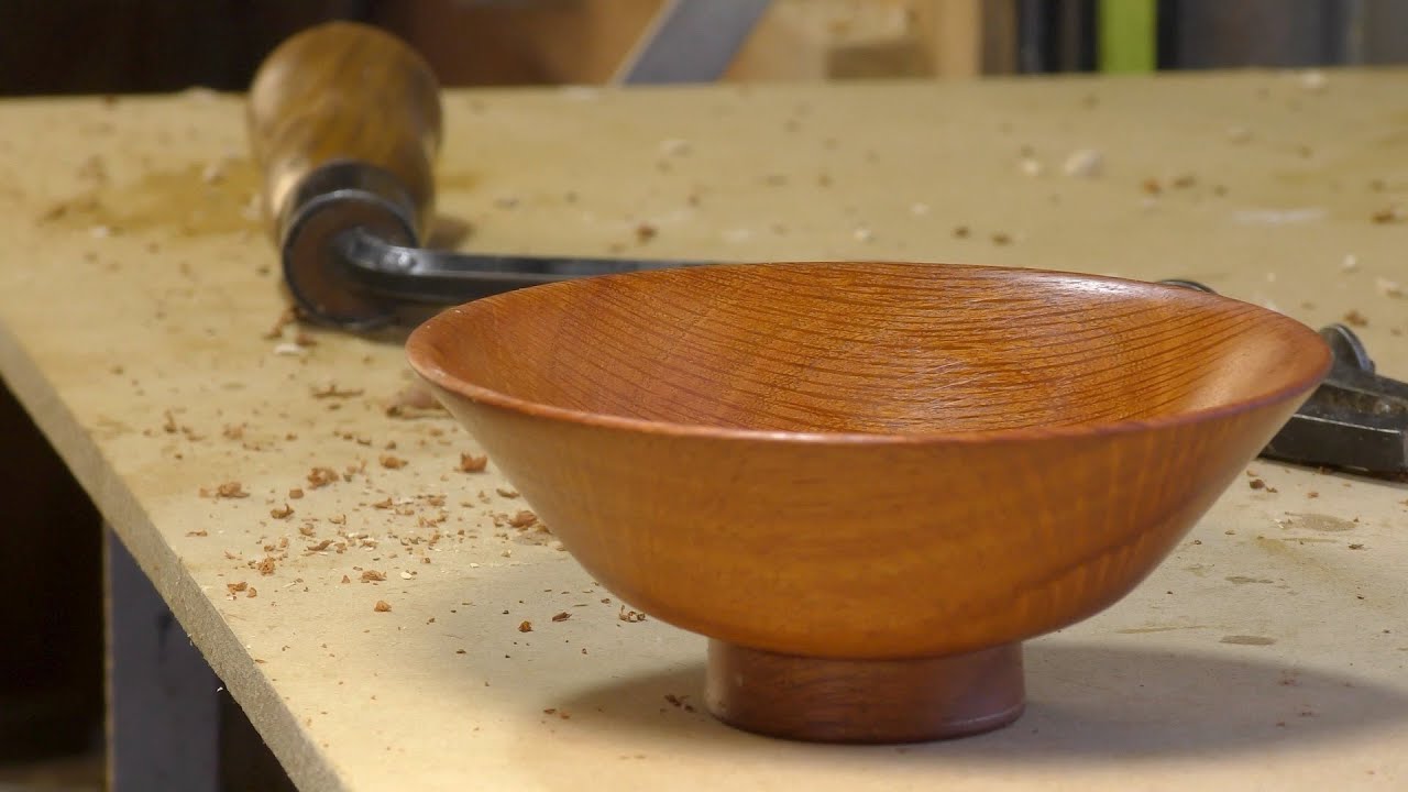Richard Raffan Richard Raffan turns a she-oak bowl - YouTube