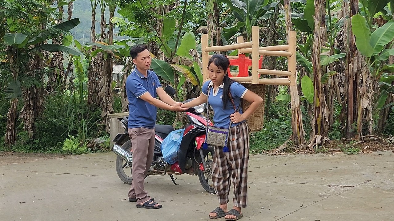 Will the single mother and her kind neighbor find common ground to resolve their misunderstanding?