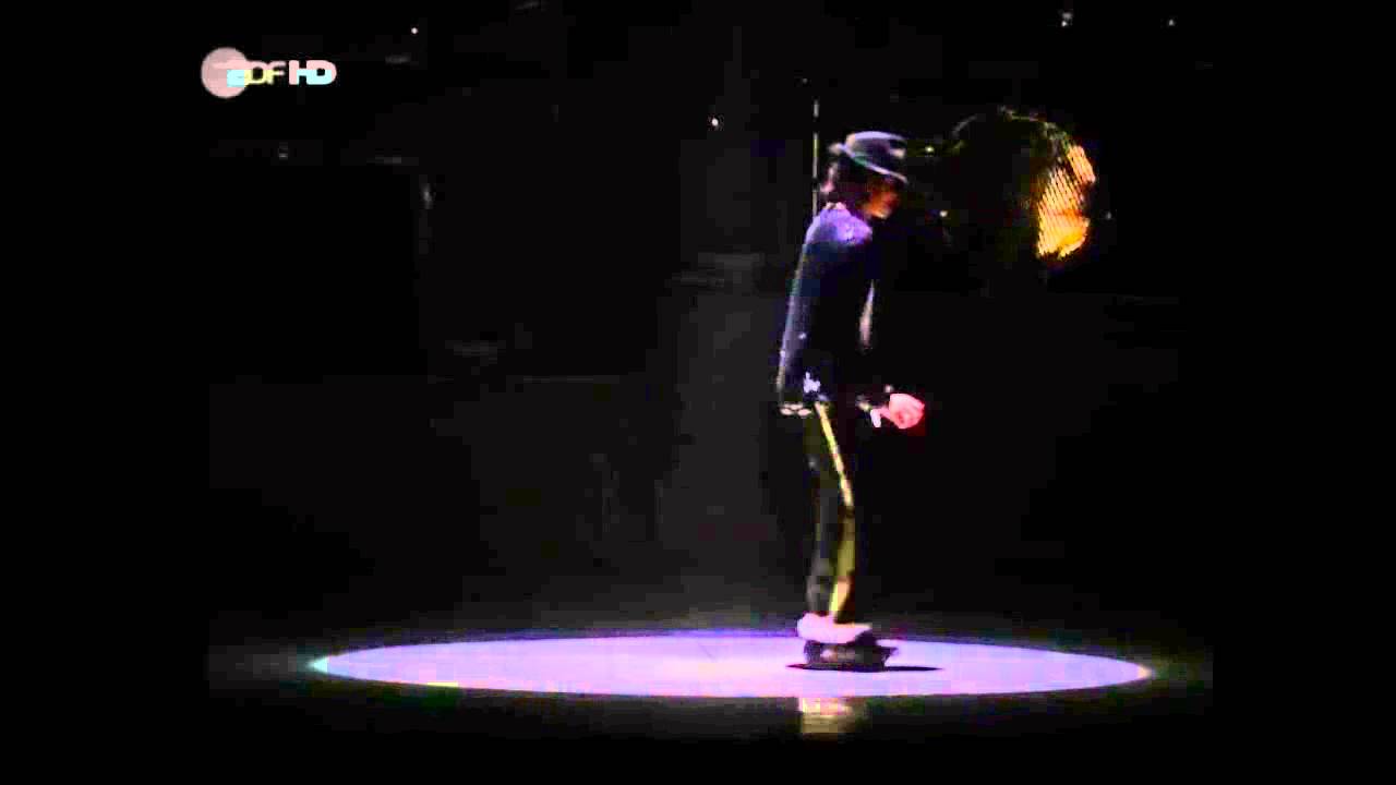 Michael Jackson's Moonwalk (Intro only) auf YouTube ansehen Michael Jackson's Moonwalk (Intro only) auf YouTube ansehen