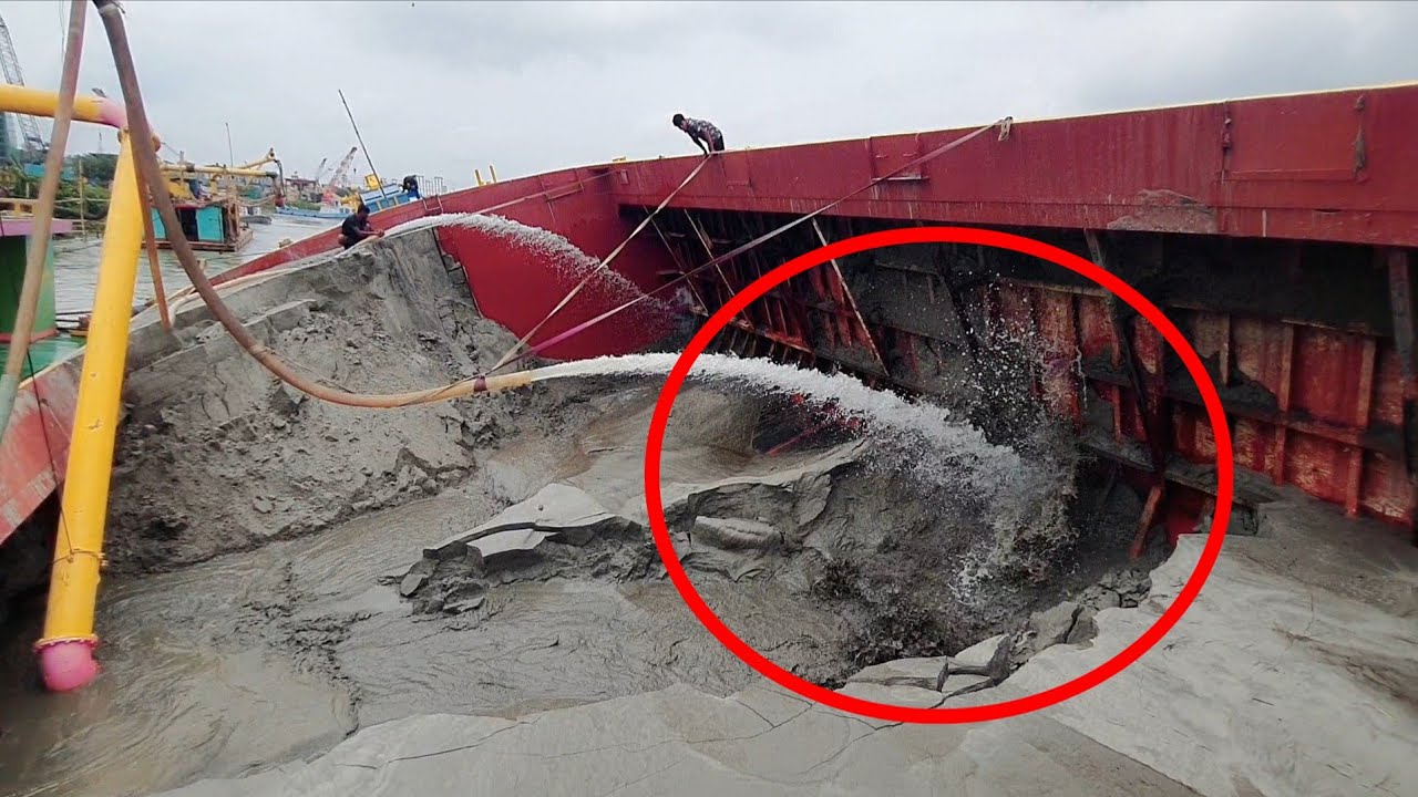 Unloading sand form ship barge unloading video unload sand from big barge ship 431 (28 Feb 2026)