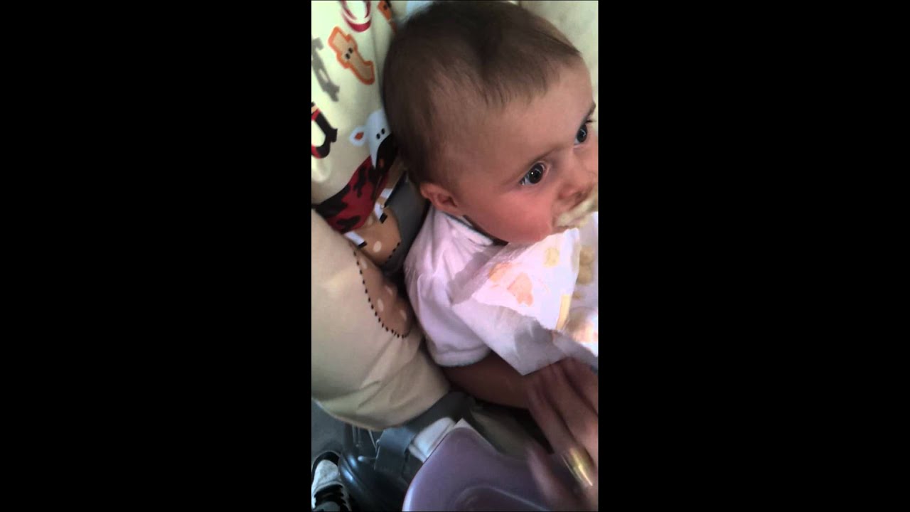 la piccola Lucia che mangia la pappa.mp4