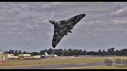 RIAT 2015  Avro Vulcan XH558  HOWLs!!