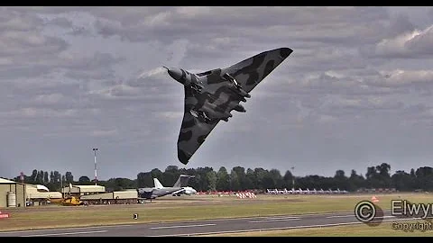 RIAT 2015  Avro Vulcan XH558  HOWLs!!