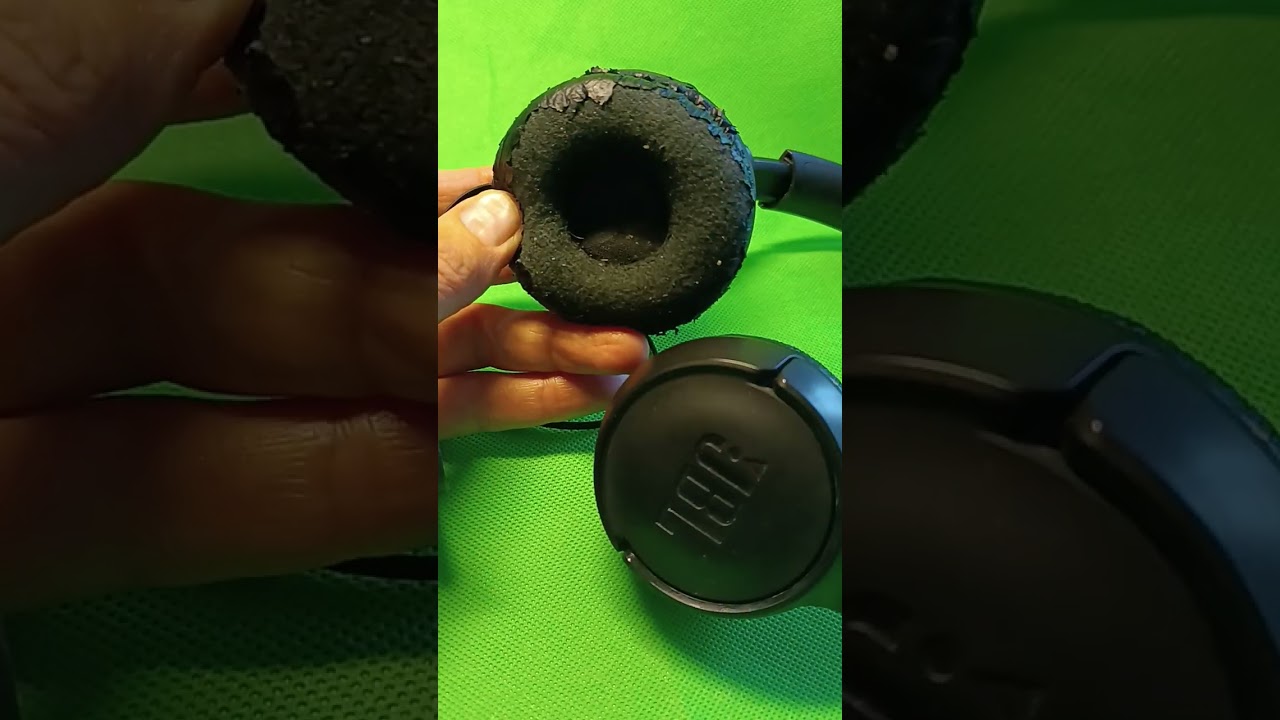 Продаются наушники накладные фирмы  JBL бу. Один наушник не работает. Стоимость 399 рублей. Москва.