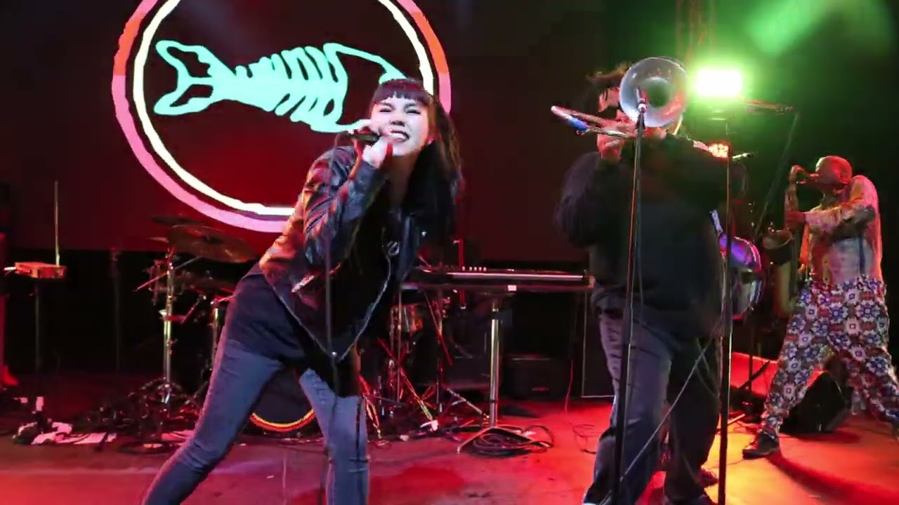 Obejrzyj Fishbone withTahlena Chikami of Bite Me Bambi "Lyin' Ass Bitch" w YouTube Obejrzyj Fishbone withTahlena Chikami of Bite Me Bambi "Lyin' Ass Bitch" w YouTube