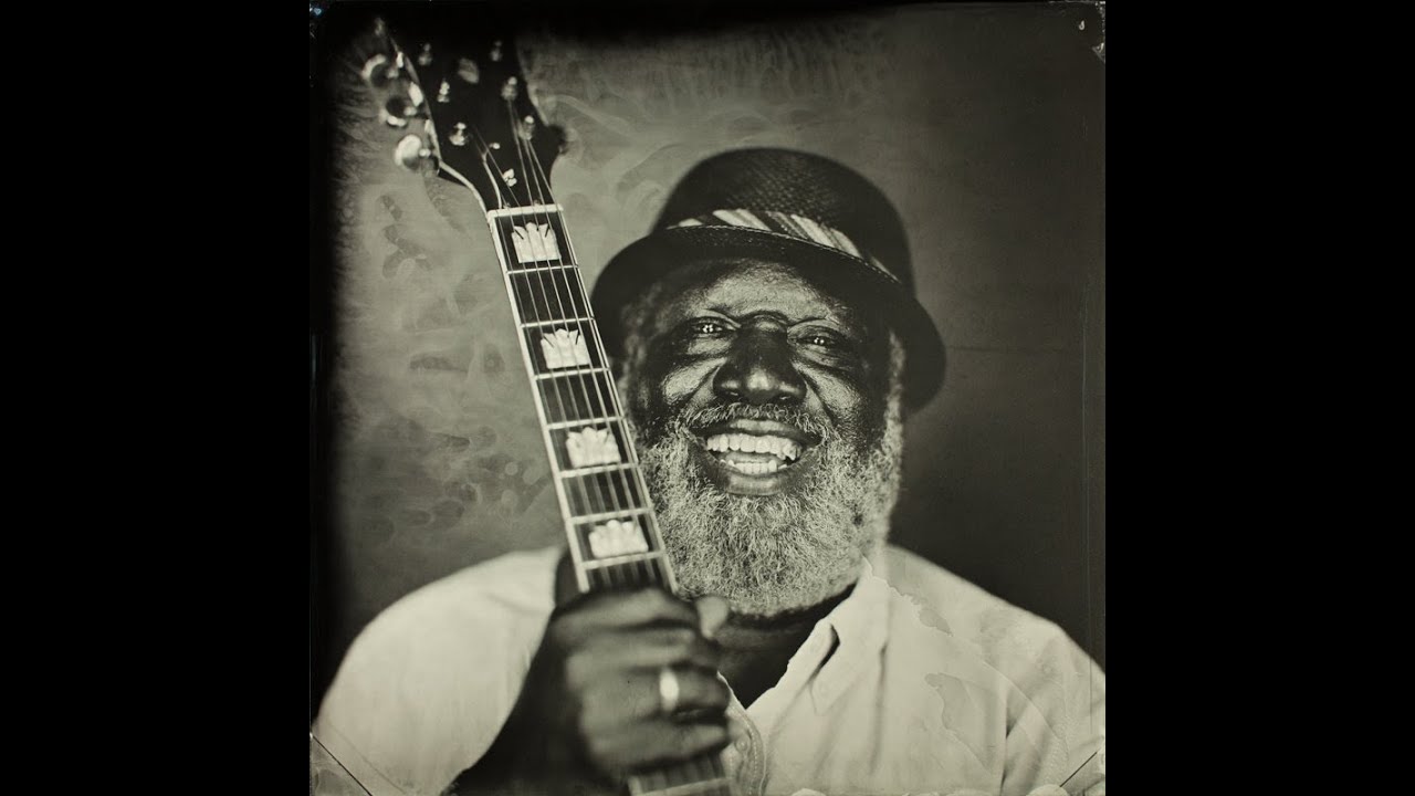 NC Roots Music Series: Big Ron Hunter adlı videoyu YouTube'da izle NC Roots Music Series: Big Ron Hunter adlı videoyu YouTube'da izle