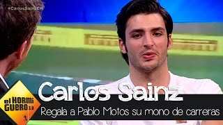 Carlos Sainz le regala a Pablo Motos su mono de carreras - El Hormiguero 3.0