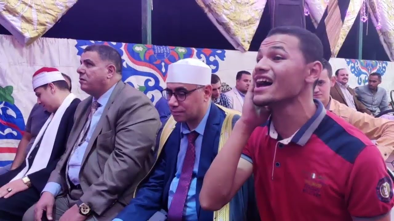 جلس الشيخ ينتظر بدء الحفل ففاجأه الشباب بتقليده ♥️تجمع شبابى كبير فى محاكاة القارئ عبدالناصر حرك ✨🌹