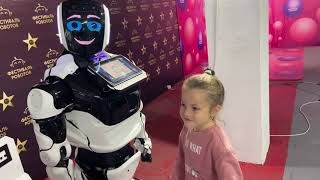 Фестиваль РОБОТОВ! Ангелина зависла в ВЕРТУАЛЬНОЙ реальности! Robot festival!