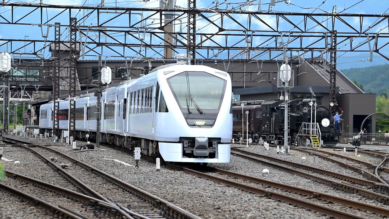 新型特急 スペーシアX 営業運転開始！記念HMを掲出したSL大樹を横に