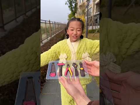 طفل يحصل على الحلوى وسوف أقول شكرا لك 7819