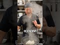 冷凍餃子、水だけで焼かないでください。これを加えるだけで皮がサクサクで美味しい餃子になります。