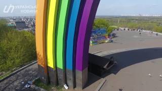 Из Арки Дружбы народов делают радугу (съемка квадрокоптером)
