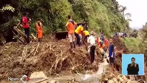 Tim Gabungan Bersihkan Material Longsor yang Menutup Jalan di Purbalingga - iNews Siang 24/02