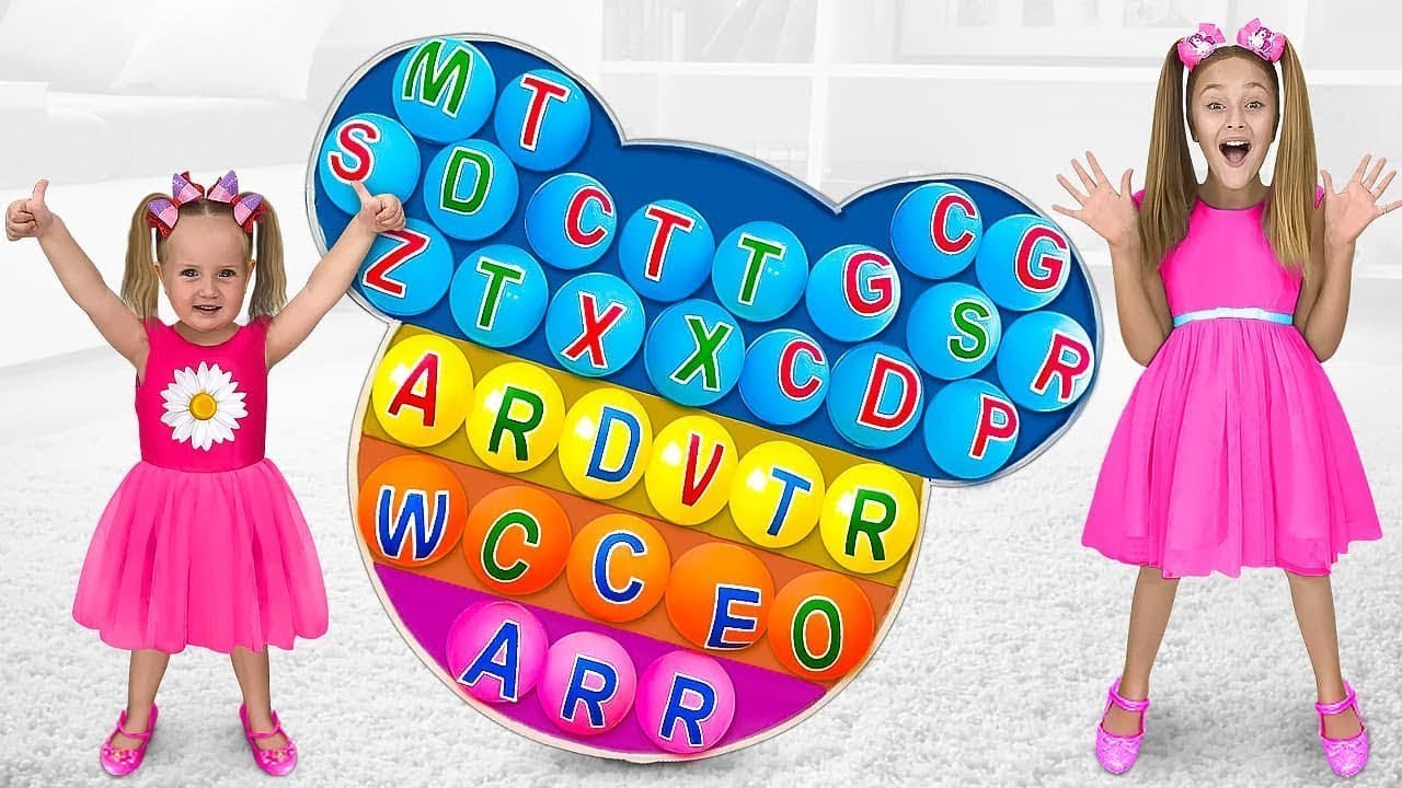 Sasha y sus amigos construyen una casa de juegos de colores con monos