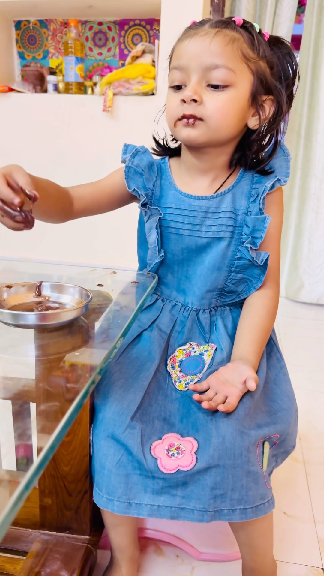 Tooktook chocolate potty ki tarh faila ke kha rhi