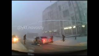 В Якутске водитель проехал на красный сигнал светофора, сбив пешеходов