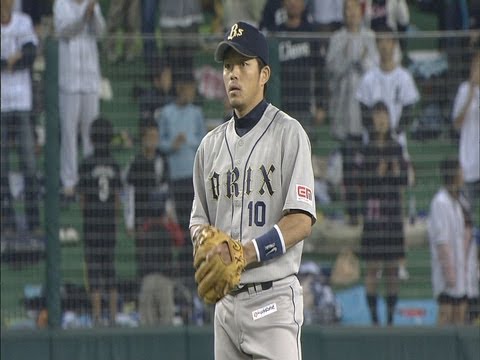 スライスする球も逃さず。大引啓次が高難易度のギリギリ捕球