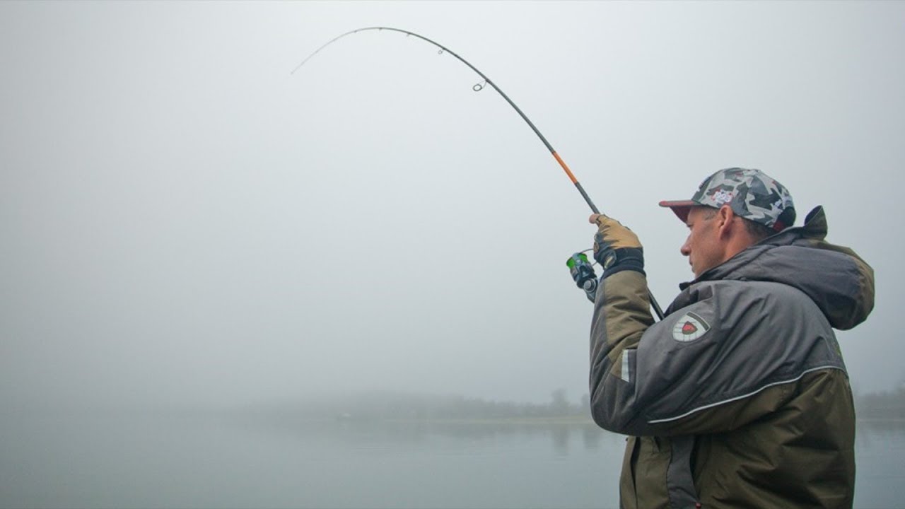 огромная рыба на зимней рыбалке в лунке. сталинград фишинг. рыболовный канал сталинград. фото судаков на льду возле лунки. аня сталинград фишинг.