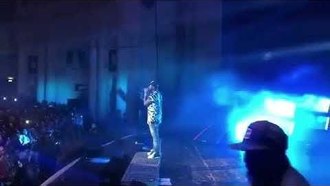 Davido brings Wizkid out to perform "Manya" at the Brixton in London