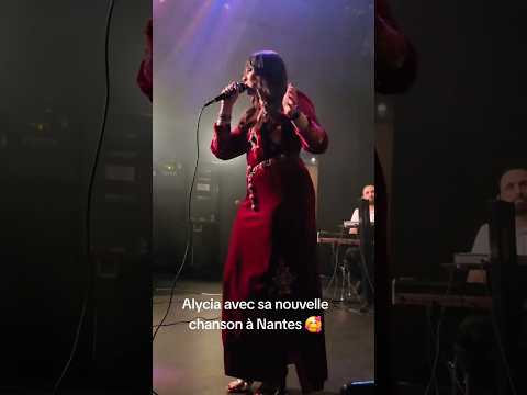 La Chanteuse Kabyle Alicia Kabylie Dance Tiziouzou Kabyle Kabyle Girl Dz الجزائر Explore 