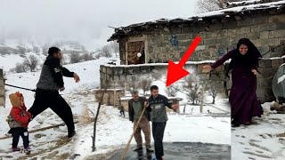 Download Lagu A hard snowy day, Saleh helps Rajab's father and shovels snow from the roof. MP3